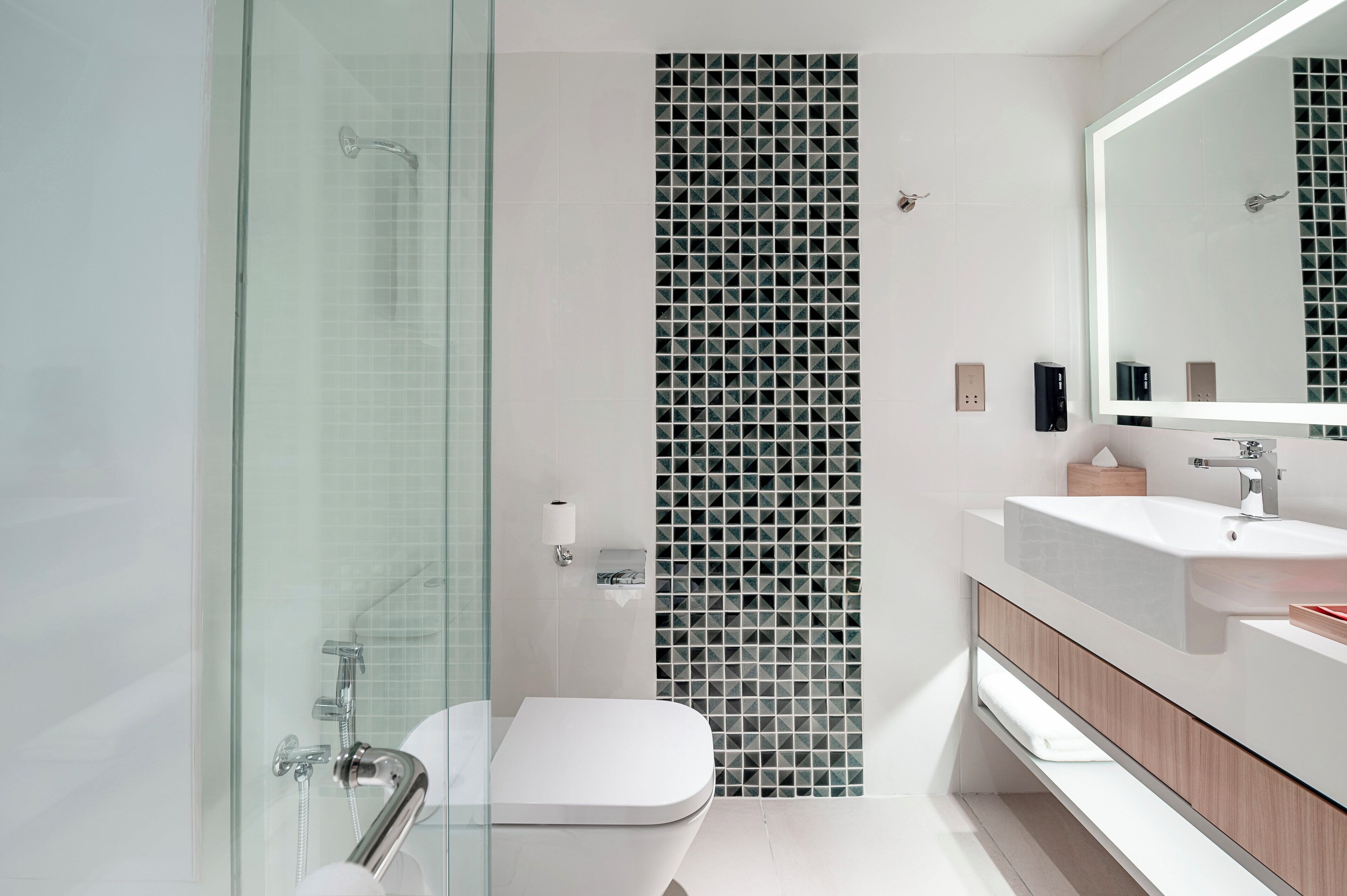 In-room safe, laptop workspace, blackout drapes, iron/ironing board