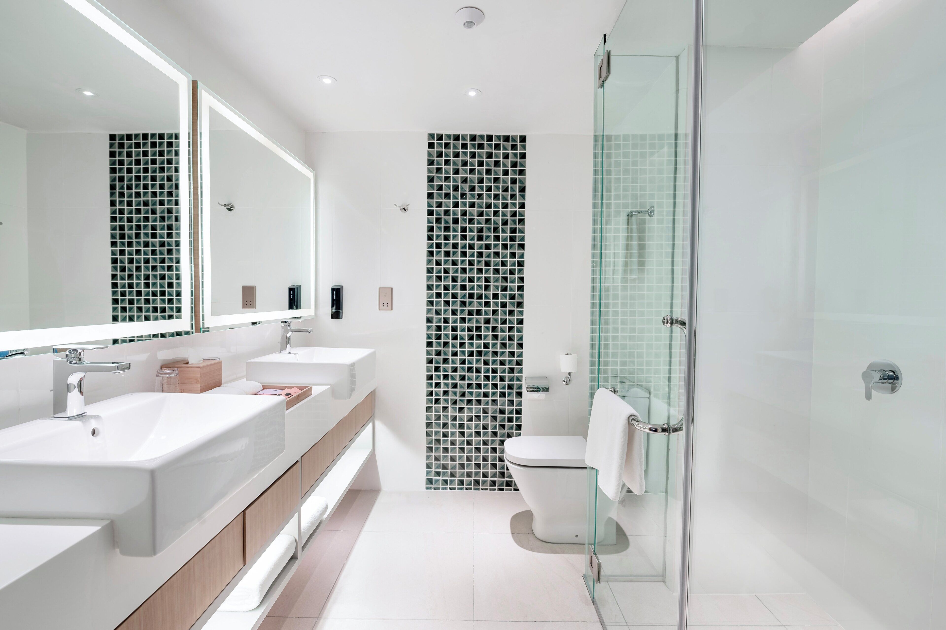 Bruser, hårtørrer, hjemmesko, håndklæder