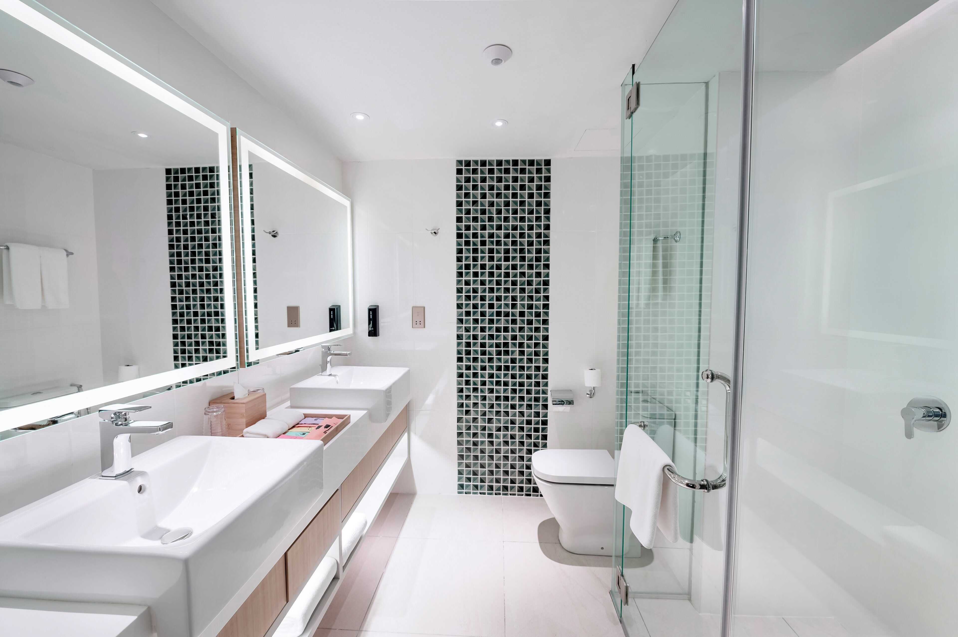 Buồng tắm vòi sen, máy sấy tóc, dép đi trong nhà, khăn tắm 