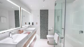 Buồng tắm vòi sen, máy sấy tóc, dép đi trong nhà, khăn tắm