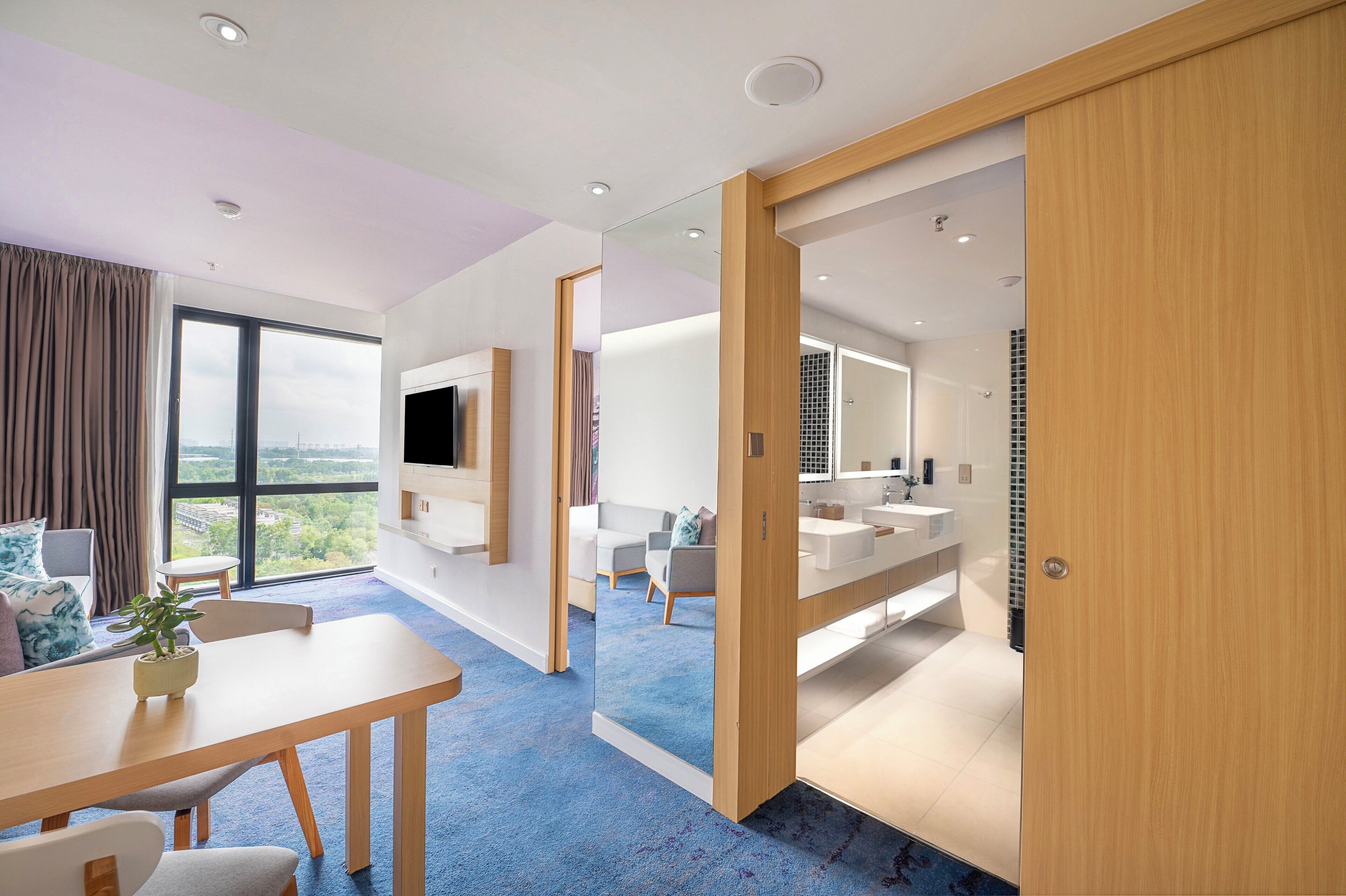 Junior Suite, 1 Katil Raja (King), Lake View | Ruang tamu | 43 inci televisyen LED dengan kabel 