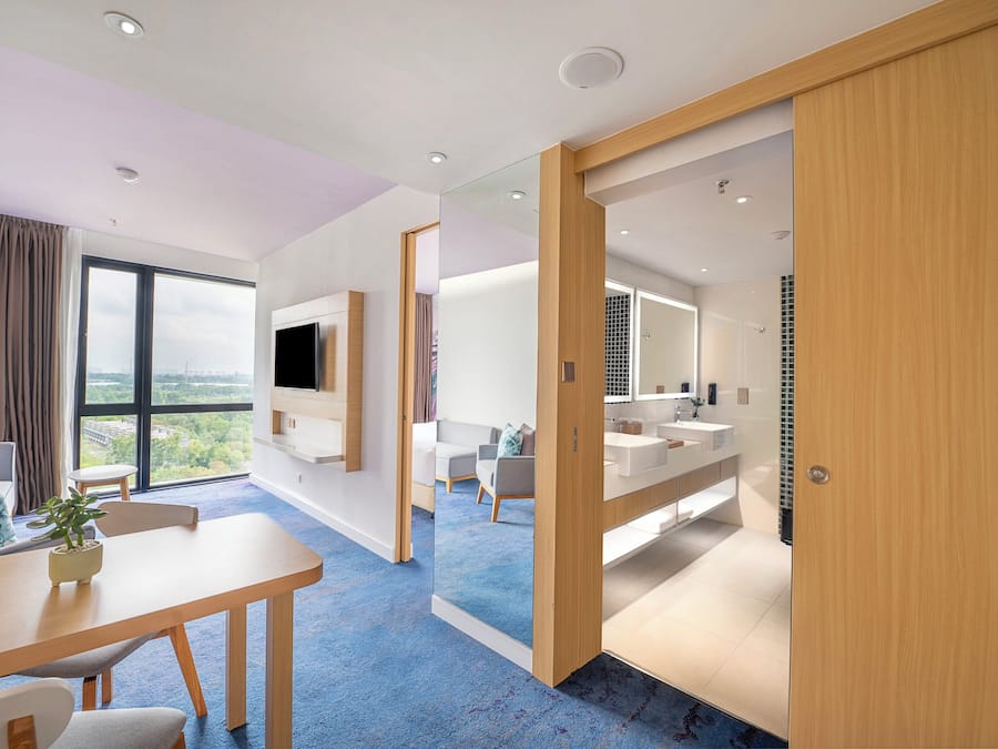 Suite junior, 1 cama King size, vista al lago | Área de sala de estar | Televisión LED de 43 pulgadas con canales por cable