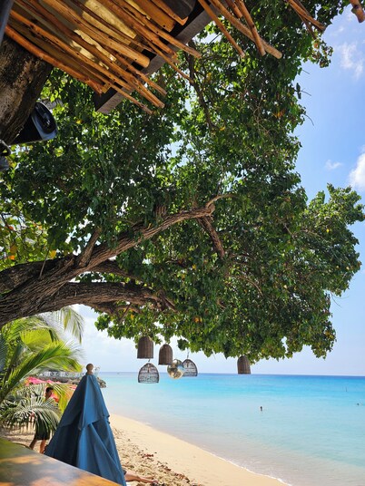 Modern 2 bedroom apartment.. 10 minute walking distance from the beach.