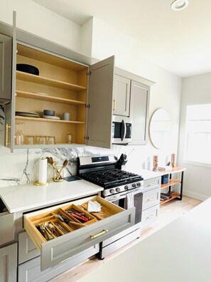 Fridge, microwave, oven, stovetop - New modern 3bd & 2.5 bath near everything!!! Downtown, Galleria, NRG stadium! (Houston)