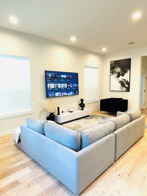 Smart TV, ping pong - New modern 3bd & 2.5 bath near everything!!! Downtown, Galleria, NRG stadium! (Houston)