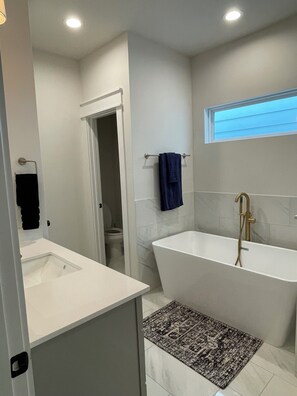 Bidet, toallas, papel de baño