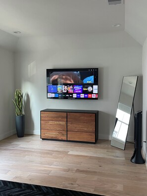 Interior - New modern 3bd & 2.5 bath near everything!!! Downtown, Galleria, NRG stadium! (Houston)