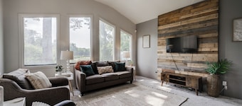 Pinnacle Point~ 2min to Pinnacle Mtn, Deck, Pond View, Spacious