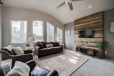 Pinnacle Point~ 2min to Pinnacle Mtn, Deck, Pond View, Spacious