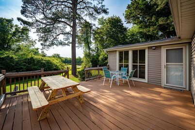 Pinnacle Point~ 2min to Pinnacle Mtn, Deck, Pond View, Spacious