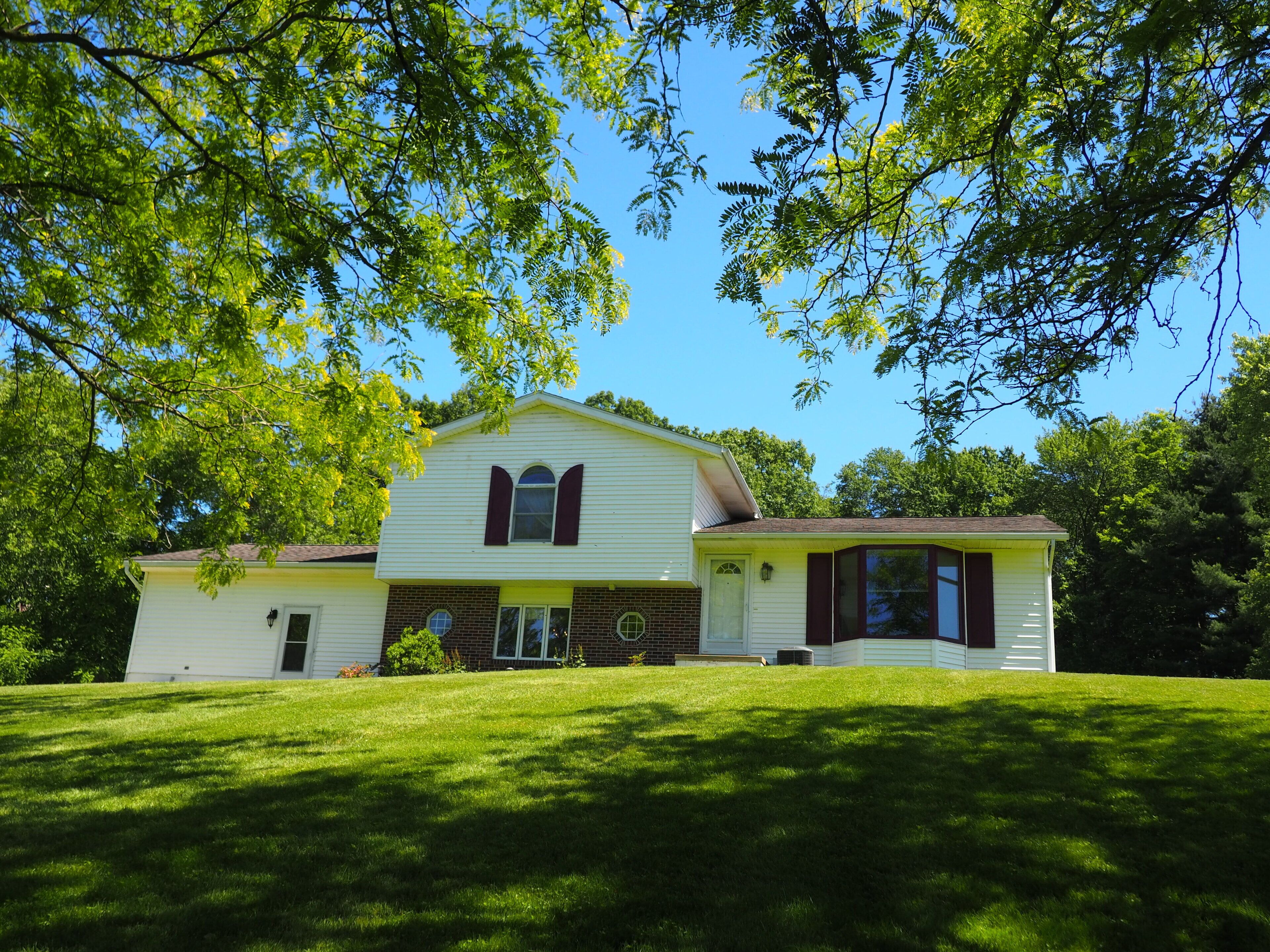 Country Acres Retreat 3 br. country home with large backyard. 