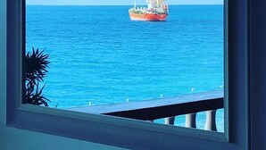 Vista de un barco en el océano a través de una ventana.