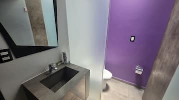 Economy Double Room | Bathroom