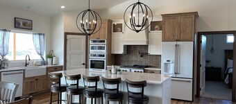 The Farmhouse in Spearfish Hot Tub 4 Stall Gar No Gravel Luxury Amenities! 