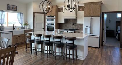 The Farmhouse in Spearfish Hot Tub 4 Stall Gar No Gravel Luxury Amenities!