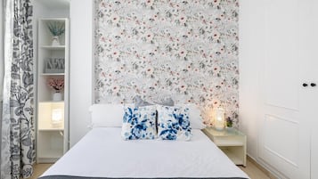 1 camera, una scrivania, ferro/asse da stiro, culla da viaggio