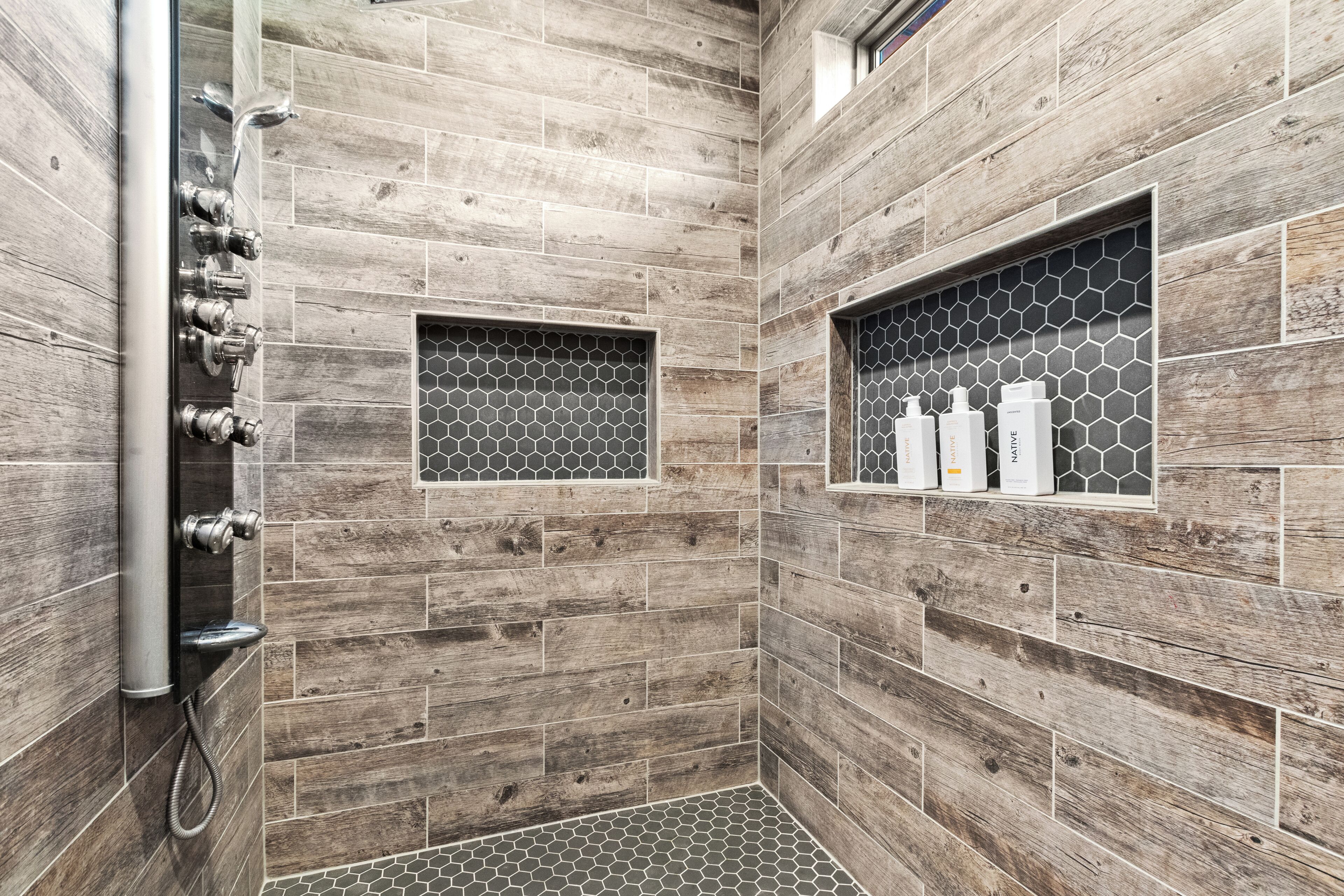 Shower, jetted bath, hair dryer, towels