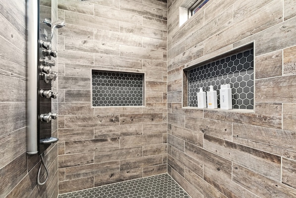 Shower, jetted bath, hair dryer, towels - Luxurious Horse Farm Retreat - 3BR/3.5BA Oasis (Mooresville)