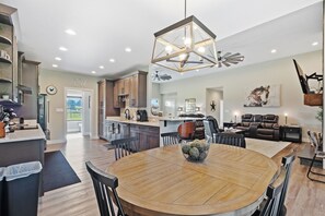 Fridge, microwave, oven, stovetop - Luxurious Horse Farm Retreat - 3BR/3.5BA Oasis (Mooresville)