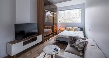 Get Loft in Nature, Queen private suite in High Park