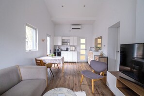 Living area - Get Loft in Nature, Queen private suite in High Park (Toronto)