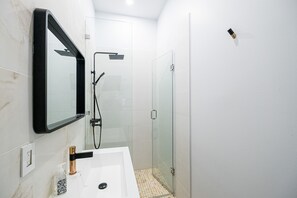 Shower, hair dryer, towels, soap - Queen size loft in nature right in the city (Toronto)