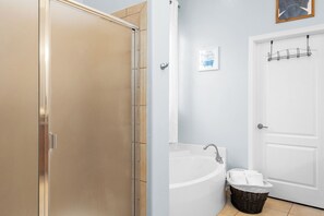 Boblebad, hårføner, håndklær og såpe