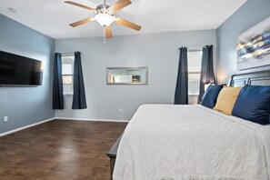 3 dormitorios, caja fuerte, escritorio y tabla de planchar con plancha