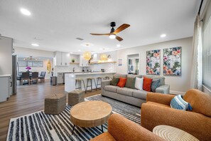 Smart TV, fireplace, video games, table football - NEW - 8 Minutes to the beach - Heated Pool, Golf, Just totally renovated (Seminole)