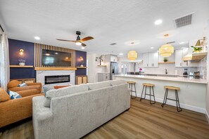 Smart TV, fireplace, video games, table football - NEW - 8 Minutes to the beach - Heated Pool, Golf, Just totally renovated (Seminole)