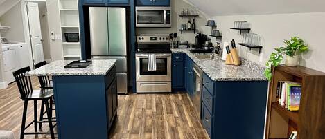 Kjøleskap, mikrobølgeovn, ovn og kokeplater