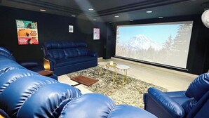 Rom – executive | Oppholdsområde | En 32-tommers Flatskjerm-TV med kabel-kanaler