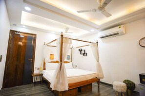 Deluxe Room | Bed sheets - Orsom Stay Delhi (New Delhi)