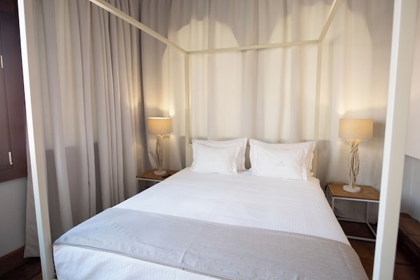 Een strijkplank/strijkijzer, reisbedje, gratis wifi, beddengoed