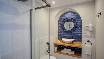 Een douche, een haardroger, handdoeken