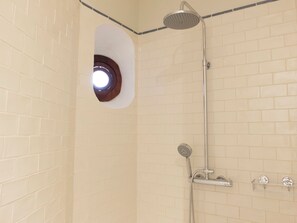 Ducha, secador de pelo y toallas