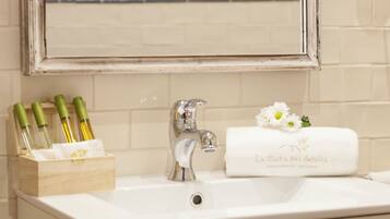 Een douche, een haardroger, handdoeken