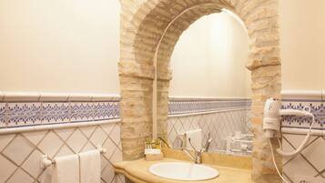 Douche, sĂšche-cheveux, serviettes fournies