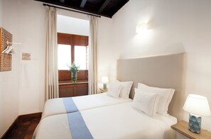 1 habitación, tabla de planchar con plancha y cuna de viaje 