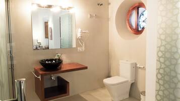 Douche, sĂšche-cheveux, serviettes fournies