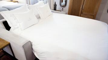 Een strijkplank/strijkijzer, reisbedje, gratis wifi, beddengoed