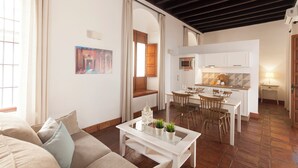 Eine moderne Wohnung mit Wohnzimmer, Essbereich und Küche.