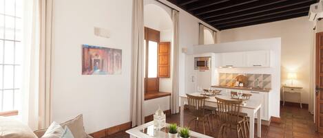 Un apartamento moderno con sala de estar, comedor y cocina.
