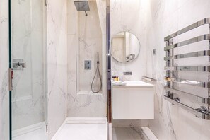 Dusche, Haartrockner, Handtücher