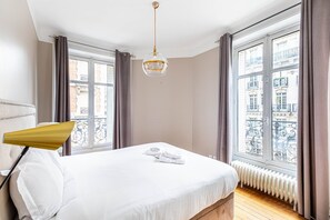 3 habitaciones, escritorio, tabla de planchar con plancha y internet 