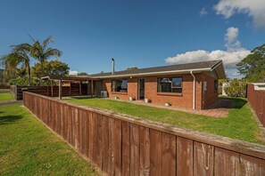 Exterior - Hosts on the Coast Cosy on Catherine (Whitianga)