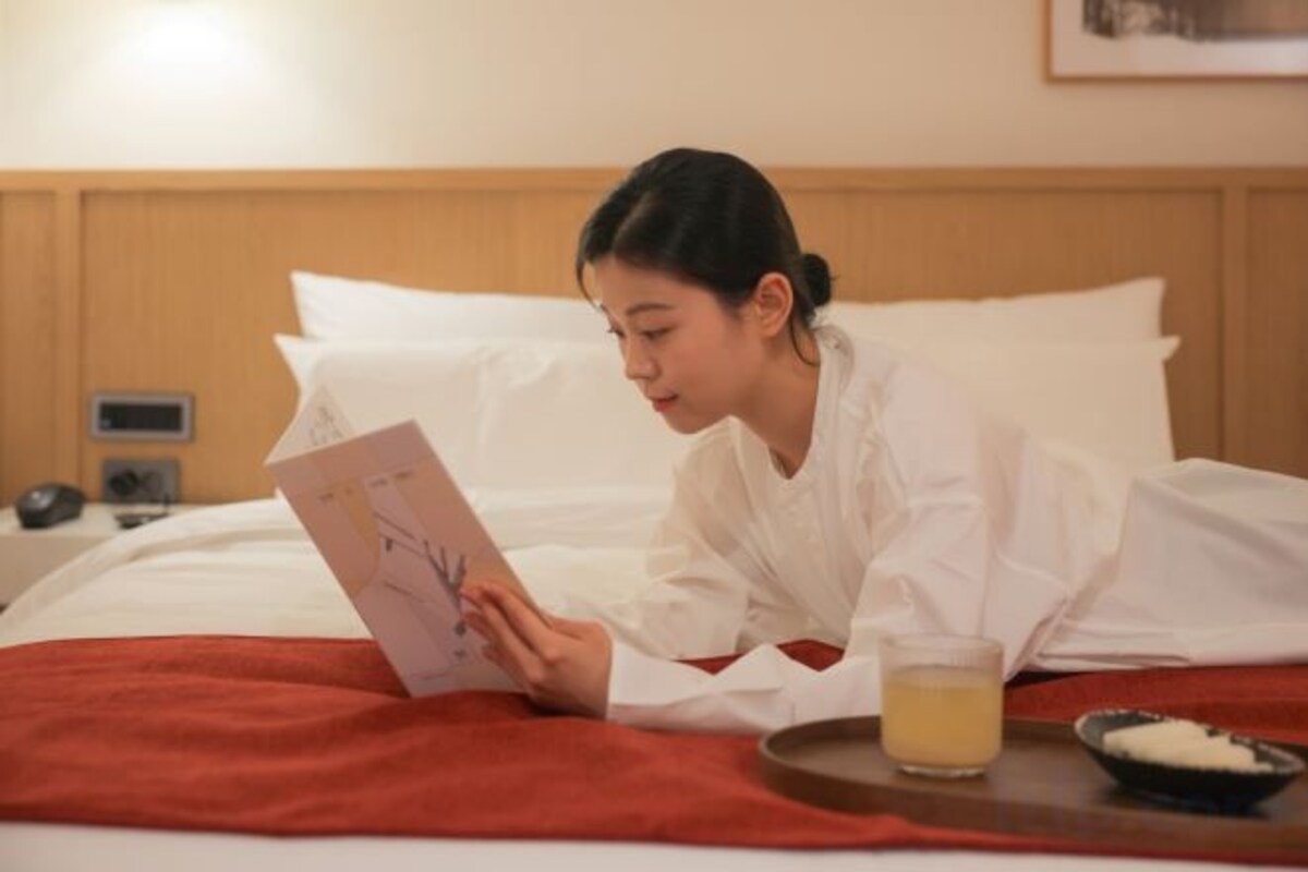 Premium bedding, desk, free WiFi, bed sheets