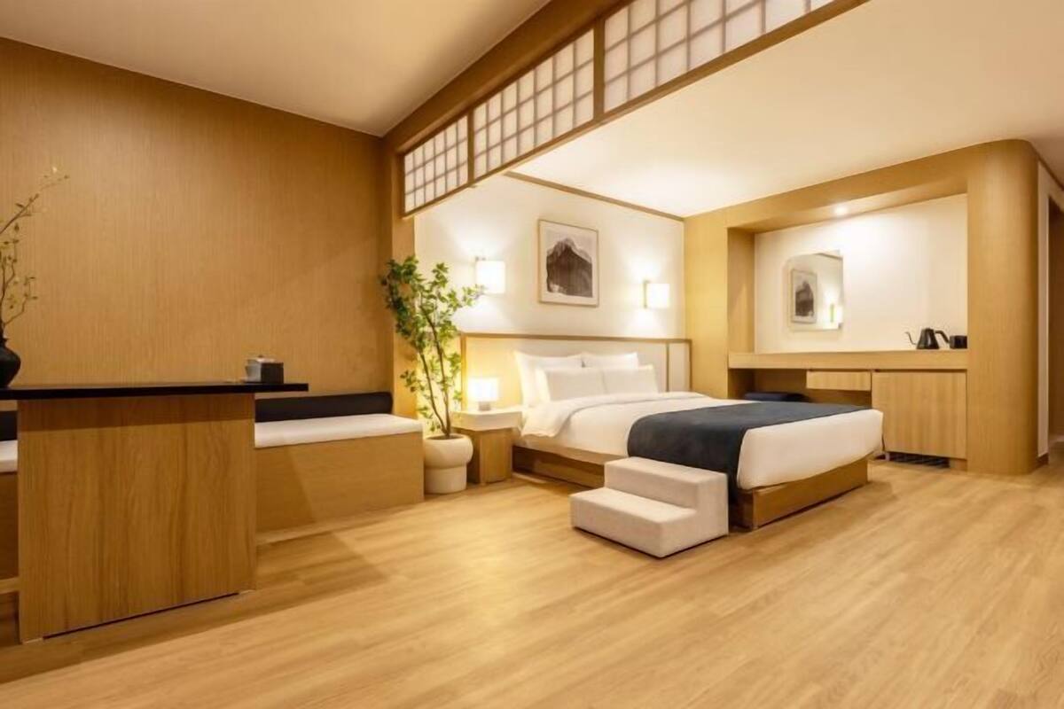 Ropa de cama de alta calidad, escritorio, wifi gratis y ropa de cama