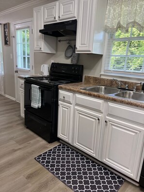 冰箱、微波炉、烤箱、炉灶
