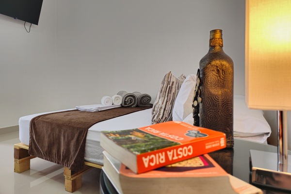 Individuell inredning, unika möbler och arbetsyta för laptop